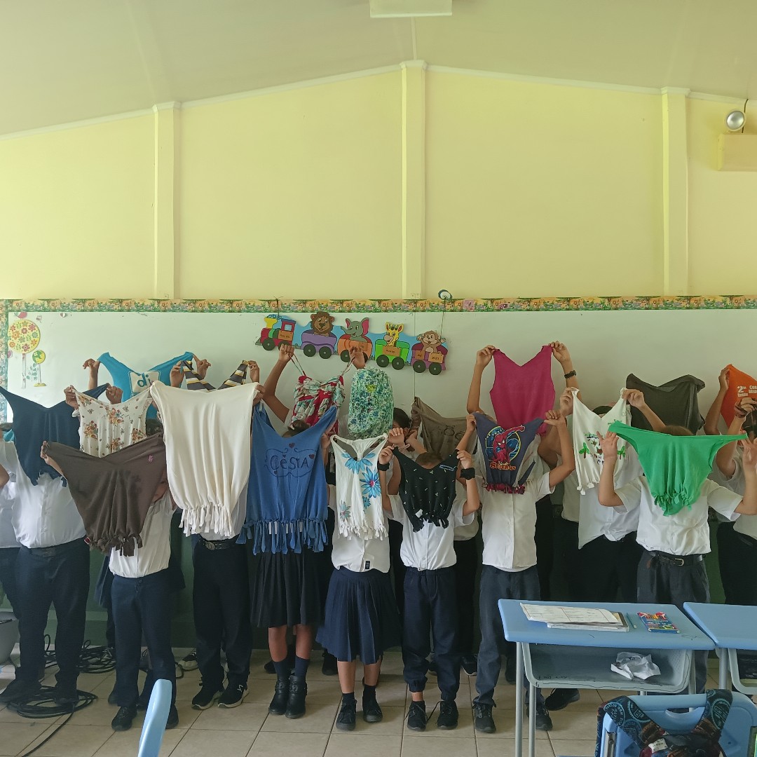 We've collaborated closely with the talented women at the local recycling center, donating tools to craft new items from discarded beach trash. Together with enthusiastic local children, we transformed old t-shirts into reusable bags for supermarket trips. 🌊👟👜