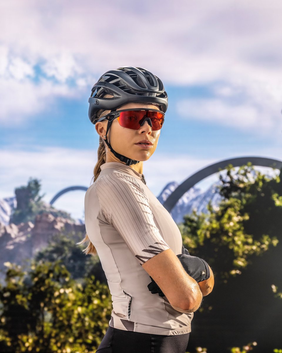 Confidence and composure reach new levels through a game-changing lens with a wider field of view. #OakleySphaera