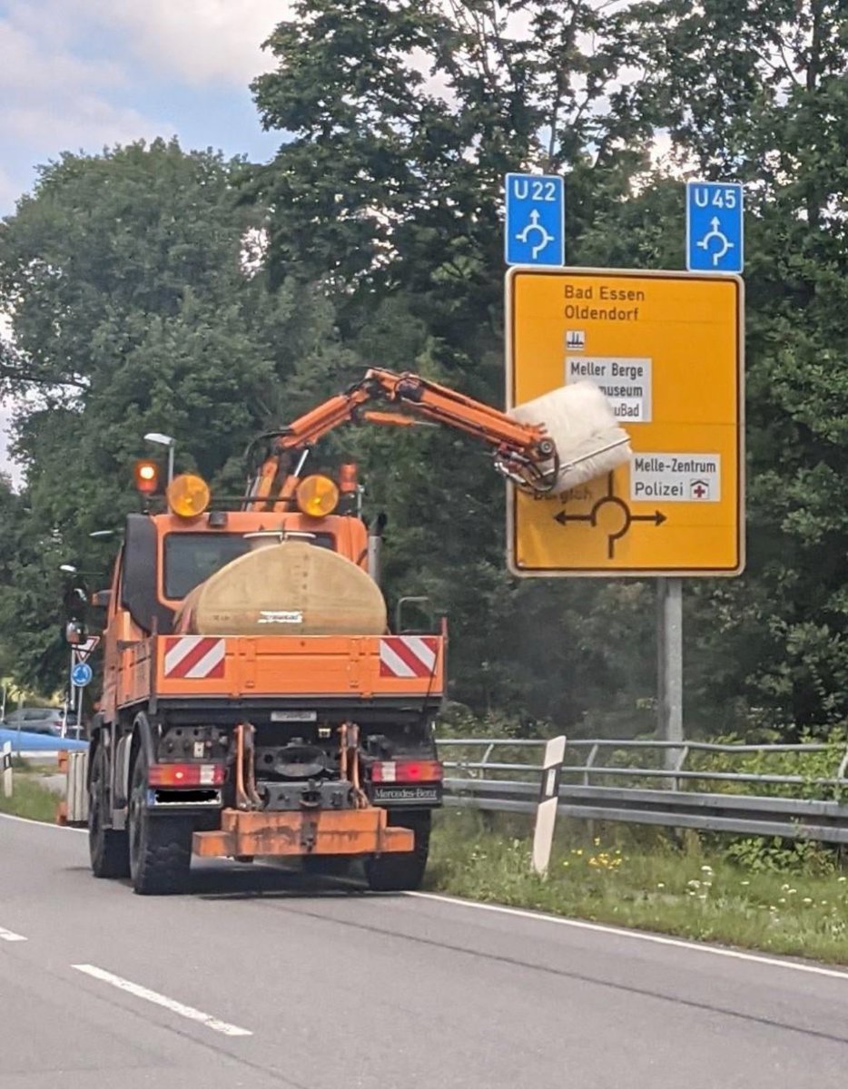 Strassenschildreinigungseinsatzfahrzeug is the German word for this road sign cleaning vehicle