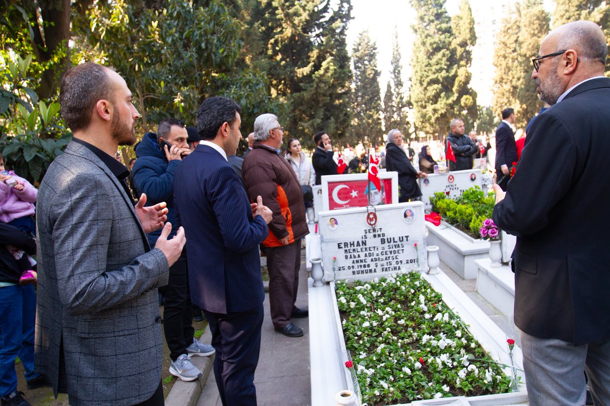 İstanbul Valiliği'nin #18Mart Çanakkale Zaferi'nin yıldönümü vesilesiyle düzenlediği programda, devlet protokolu, siyasi parti temsilcileri ve şehit aileleriyle birlikte kahraman şehitlerimizi zamanı ve mekânı aşan ruhları karşısında yâd ettik. 🇹🇷

📍 Edirnekapı Şehitliği