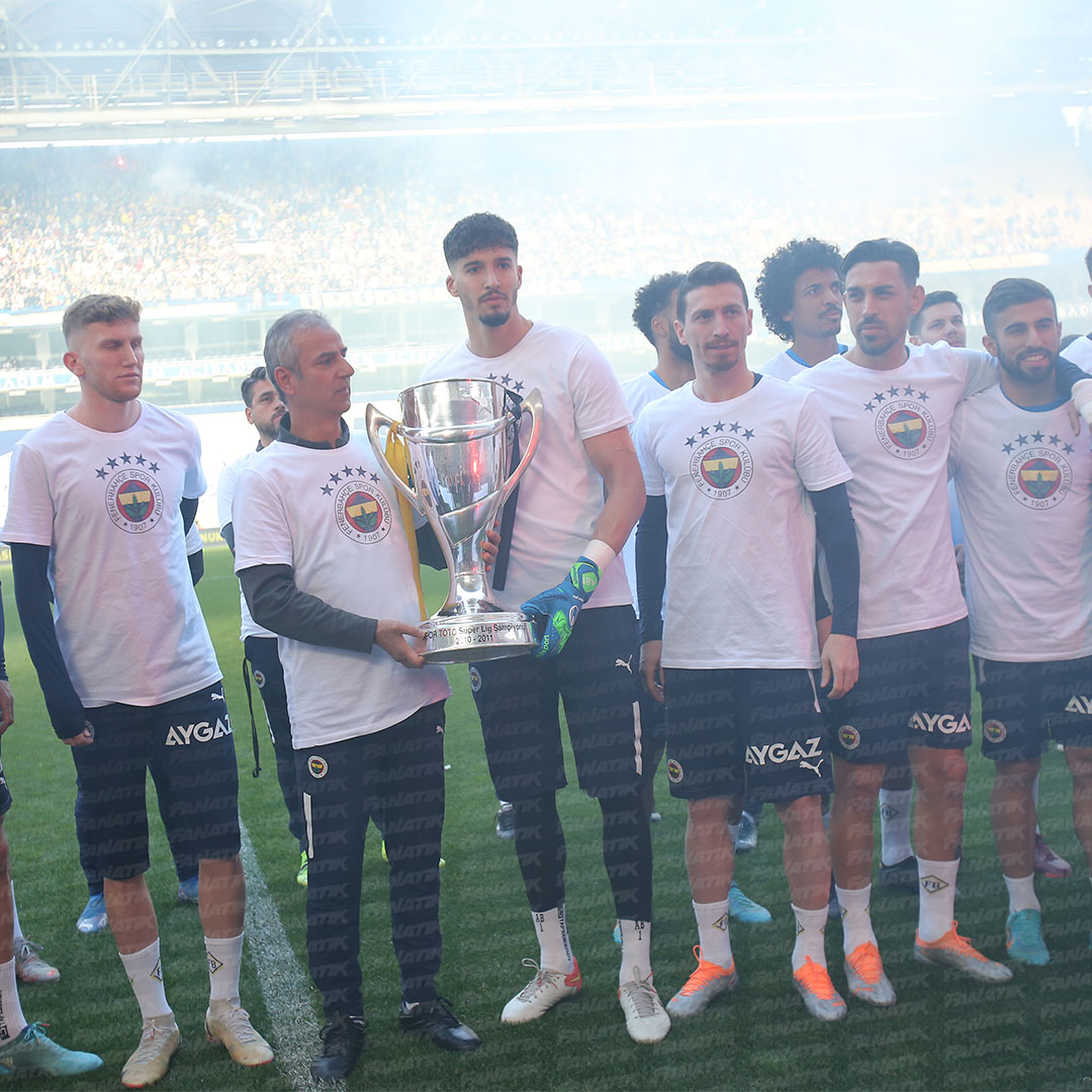 bilal_kures's tweet photo. Dün yaşanan Trabzonspor Fenerbahçe maçı planlanmış.. 
Eğer maçı kazanamazsak hükmen kazanalım planları yapılmış. 
Tribünlerden Trabzonspor'lu futbolculara dahi su atan tipler.. 
Sahaya giren maskeliler vs.. 

Fenerbahçe'nin başında ki isim İsmail Kartal'ın geçmiş olaylarda rolünü hatırlatalım mı? 
2010-11'de Fenerbahçe'nin yardımcı antrenörü İsmail Kartal.. 
Fenerbahçe otobüsü kurşunlandığı iddiasında otobüsün içinde İsmail Kartal var.. 
Antremanda kupa kaldırdıklarında yine İsmail Kartal var.. 

Aynı İsmail Kartal maçta oynamayacağı halde Mert Hakan'ı Trabzon'a getiriyor.. 
Mert Hakan elleri cebinde sallana sallana ''Bak geldim Trabzon'a'' tavırlarıyla çıkıyor kameralar karşısına..
İrfancan Eğribayat Trabzonspor stadyumu içinde Fenerbahçe marşı açıp dolaşıyor. 
Maçın başından sonuna kadar bu 2 futbolcu olayları kışkırtmak için elinden geleni yapıyor. 

Fenerbahçe'nin kültüründe maçın nasıl kazanıldığının bir önemi yoktur. 
Masa başında da kazanabilirsin. 
Kapıp kaçırarakta.. 
İsmail Kartal saniye saniye tüm planları yaparak gelmiş. 
Tribünlerde kaç Fenerbahçeli provakatör var onların sayısını dahi biliyordur. 

Bu işlere yıllarca girdiler.. 
Kazanabildiler mi? 
Kazanamadılar.. 
Yine kaybedecekler.. 
Bu yıl memurları İsmail Kartal'da gider.. 
Ali Koç'da gider.. 
Şampiyonlukta.. 

Seneye bir kez daha şampiyonluk için yola çıktıklarında.. 
Karşılarında Trabzonspor olacak.. 
Bu tür provakasyonlarda işe yaramayacak.. 
2021-22 senesinde bile biz neler gördük..
Her gittiğimiz Stadyum'da futbolcularımıza yapılanlar vs.. 

Uzun yıllar şampiyonluk kabusu ile devam edecek Fenerbahçe.. 
UEFA'da raflarda duruyor dosya.. 
Dünya tarihine Fenerbahçe kim sorusunun yanıtı yazıyor..
Bu kuyruk acısı geçmez..
Geçmesin.. 
Günahların takımı Fenerbahçe..