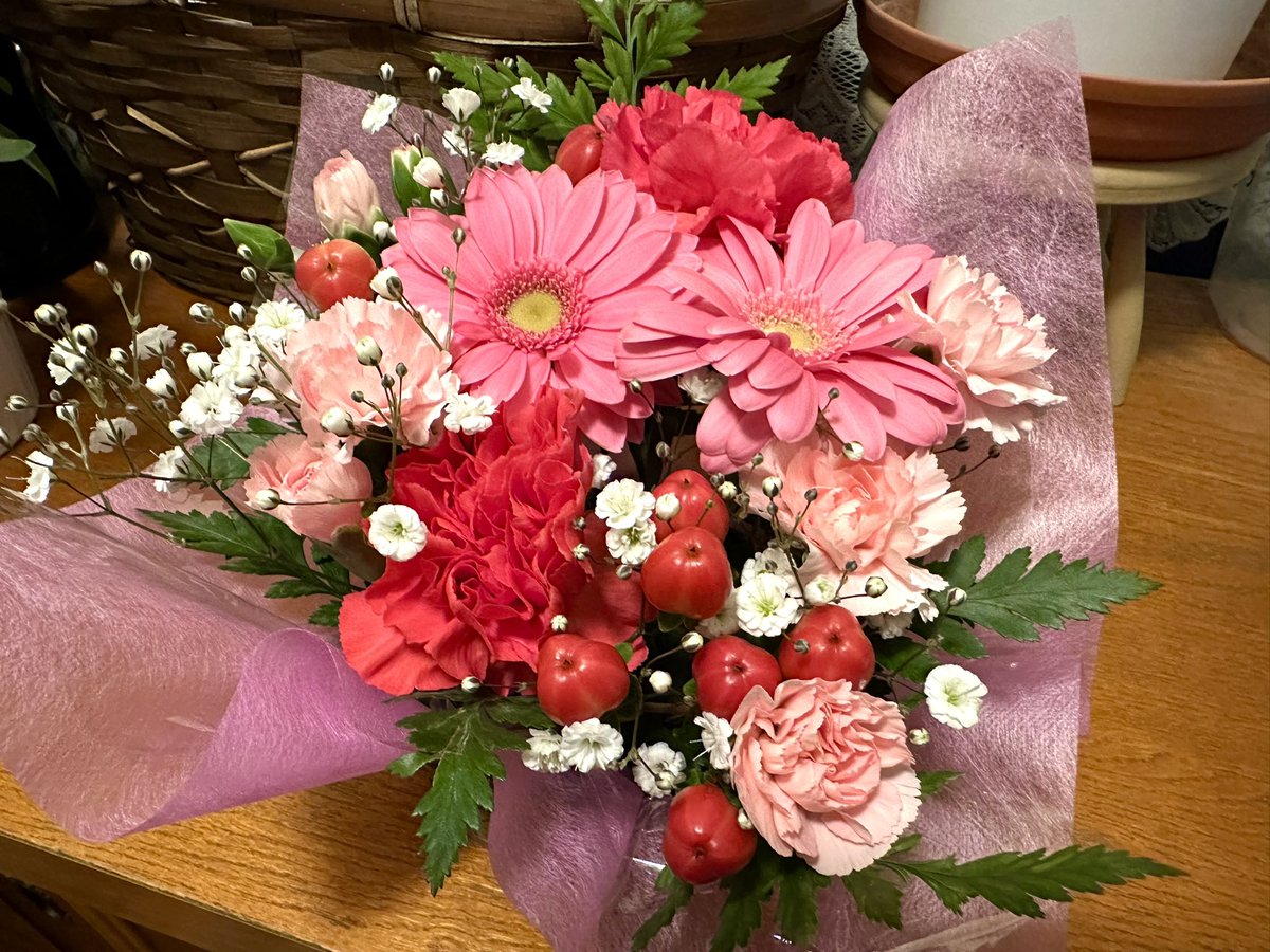 kassouzaru's tweet photo. 本日3月18日は妻との結婚記念日〜！！28回目です😁
記念に花のプレゼントから今夜は枠屋で乾杯🍻
生ビール飲みながらいろいろ美味しく頂きました🥩🦪🍜
#長野県 #須坂市 #蔵の街 #枠屋 #古民家 #リノベーション #ラーメン 
#wakuya #ramen #japan #nagano #suzaka https://t.co/MhKkTMyZHW