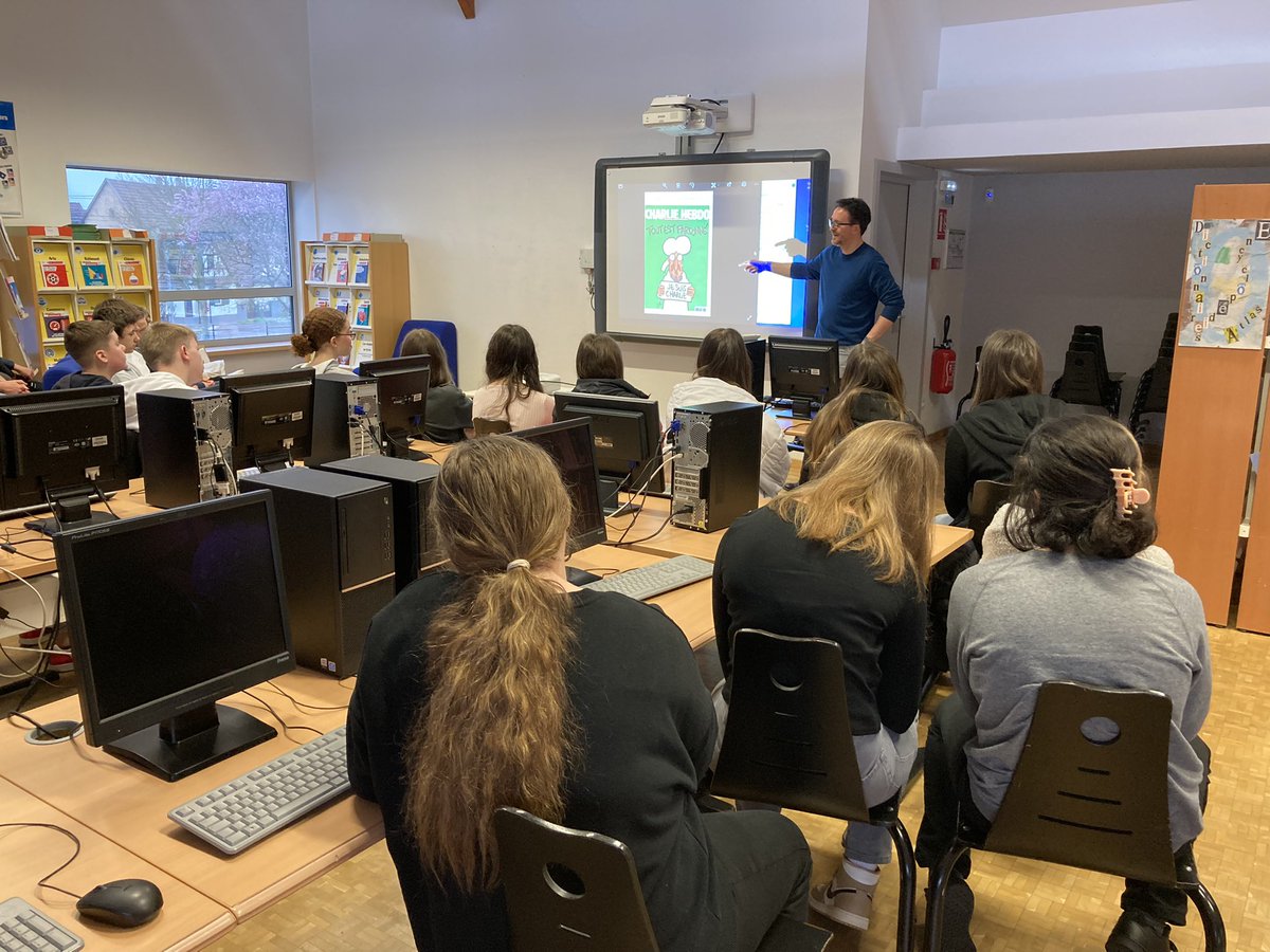 Nous avons accueilli ce matin le dessinateur Yannick Lefrançois, qui a expliqué aux élèves qu’il fallait continuer à se battre pour la liberté d’expression. Merci à lui pour ce moment fort de la #SPME2024 au @camus_college ! @acstrasbourg @LeCLEMI @dnatweets @YanLefrancois