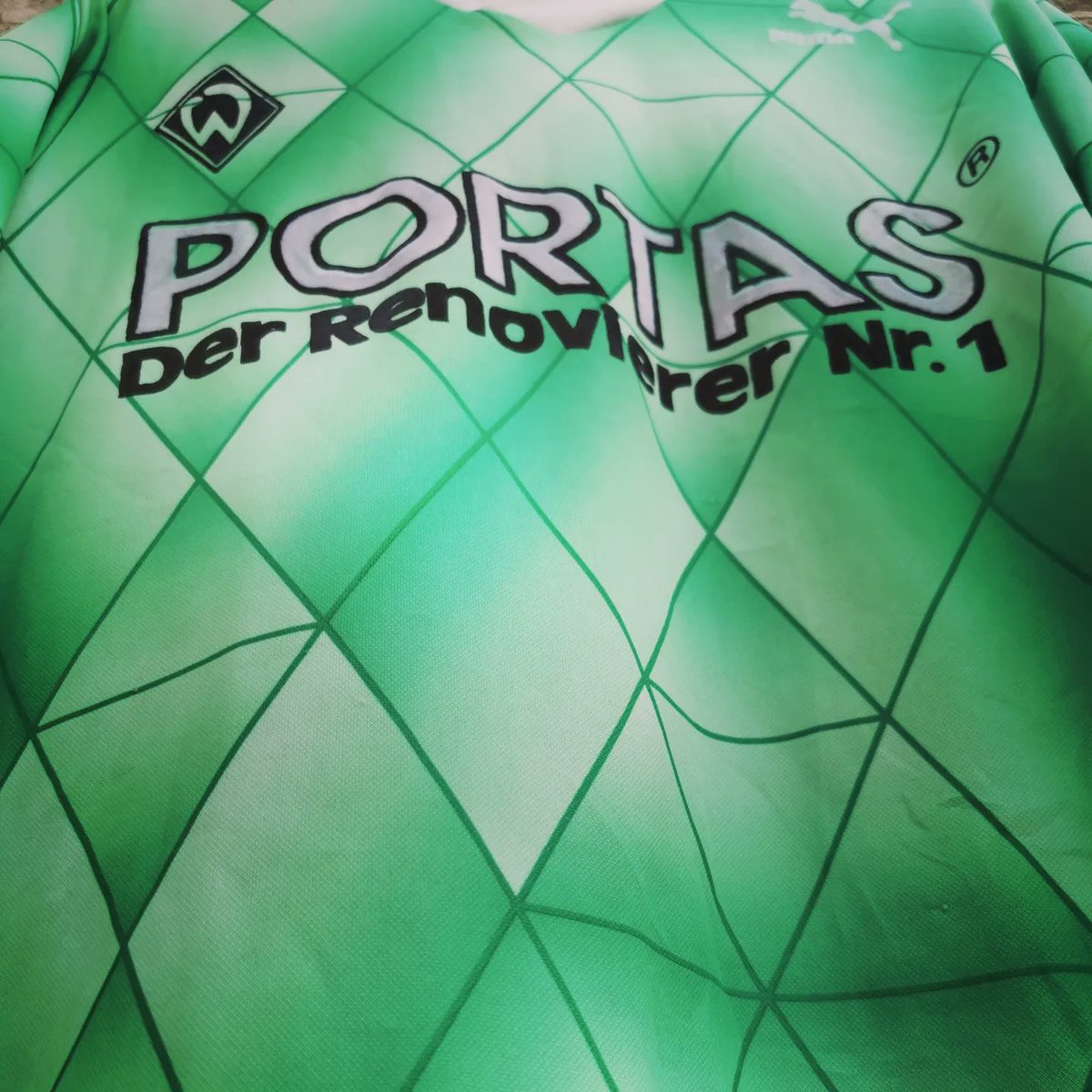 FootballShirtie's tweet image. 💚 Was asked to wear green again today. Narrowed down to two but hard to decide ...

👀 Two rare long sleeve wonders here with the Werder Bremen away 1989 and Saint Etienne home 1979. 

🤷‍♂️ Only able to choose one, what you picking?

#AuthenticAlways #FSie #FootballShirts