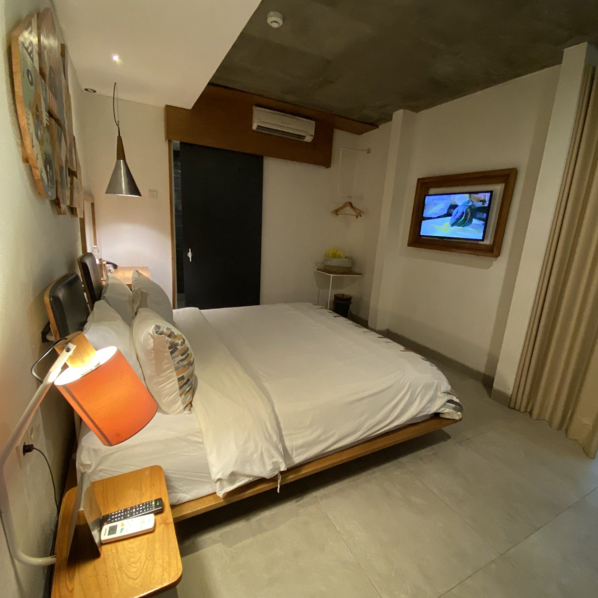 Intermoodd's tweet photo. Kayaknya yang pernah nginep di sini bakalan setuju deh, kalau ini salah satu hotel di jogja yang worth it dari segi harga dan fasilitas. 
Kamarnya luas, dapet peralatan mandi banyak bngtt, kamar mandinya juga luass, ada kolam renang yang enak buat nyante, dan menu sarapanya enak enak🤤
detail next twit guyss👇🏻
