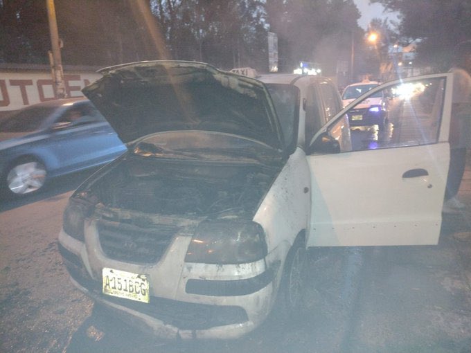 21Siglogt's tweet photo. 🚨 #UltimoMomento 

Autoridades de la PMT de Mixco, reportan un vehículo incendiado en la 2da avenida, Calzada San Juan con dirección a la Ciudad Capital. 

#NoticiaEnDesarrollo #GuatemalaSaleAdelante #TraficoGT https://t.co/e5kzZl4pLi