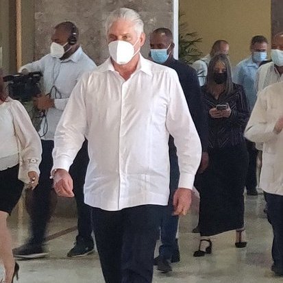 azulinfinit0's tweet photo. «Y Cuba va a vivir en paz, y viviendo en paz nos vamos a perfeccionar» 
Lo dijo@DiazCanelB
Los cubanos agradecidos reafirmamos sus palabras con confianza absoluta.
#CubaEnPaz https://t.co/Q23t83ZsNO