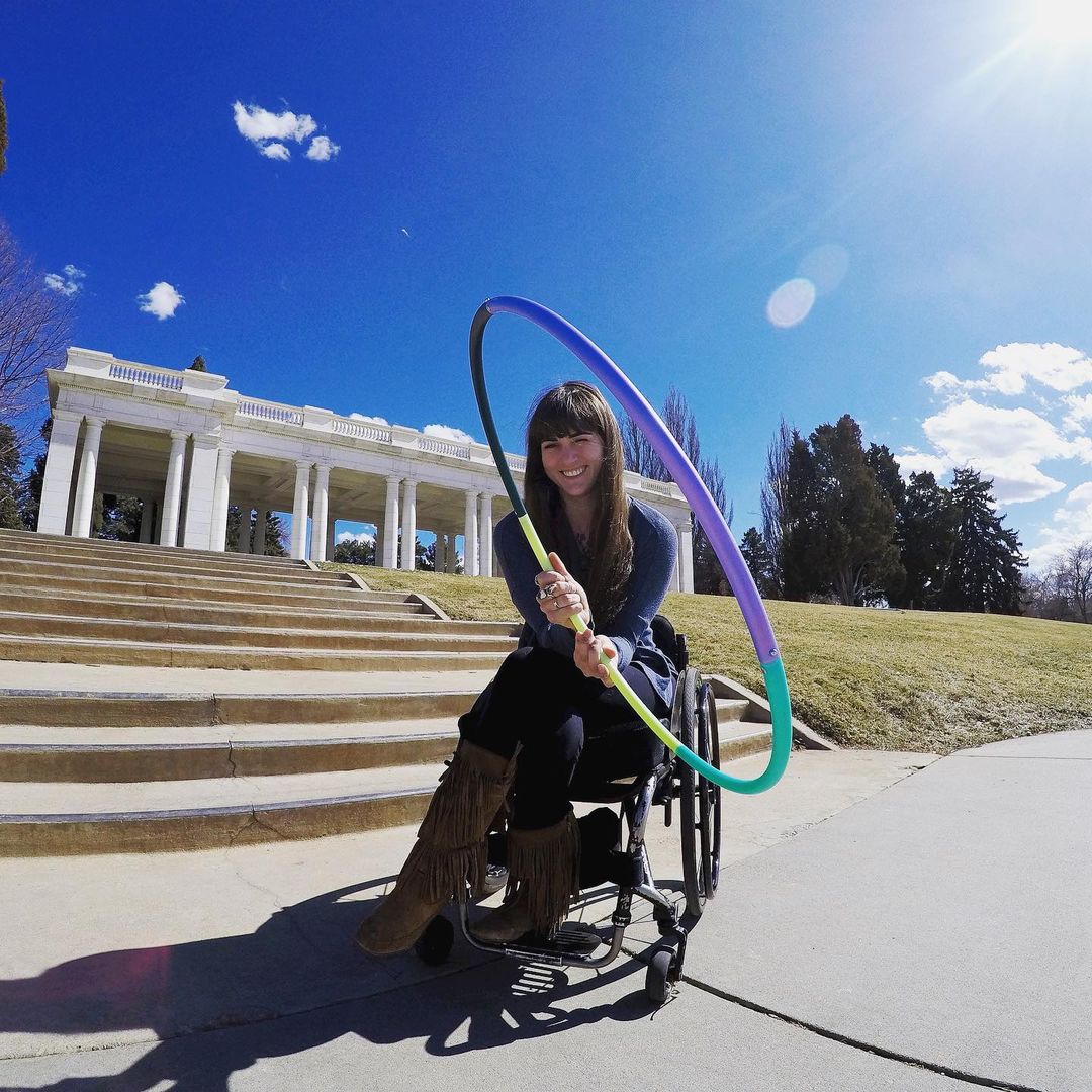 PermobilGlobal's tweet photo. Elizabeth is a lover of plants, a hula-hoop “hooper”, and a loving mom. Together with her Tilite wheelchair, she does it all. 💪

📸: thewheelhooper (instagram)

#Permobil #InnovatingForIndividuals #TiLite https://t.co/cCRFLiJ0Iq