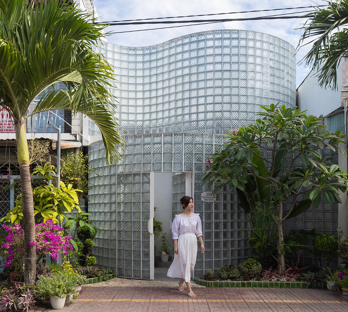 ArchDaily's tweet image. Beyond Transparency: 5 Buildings Highlighting #Glass Brick #Facades

Glass brick facades create a pixelated effect, playing with light and shadow while maintaining privacy. Discover the latest architectural trend here. ⬇️