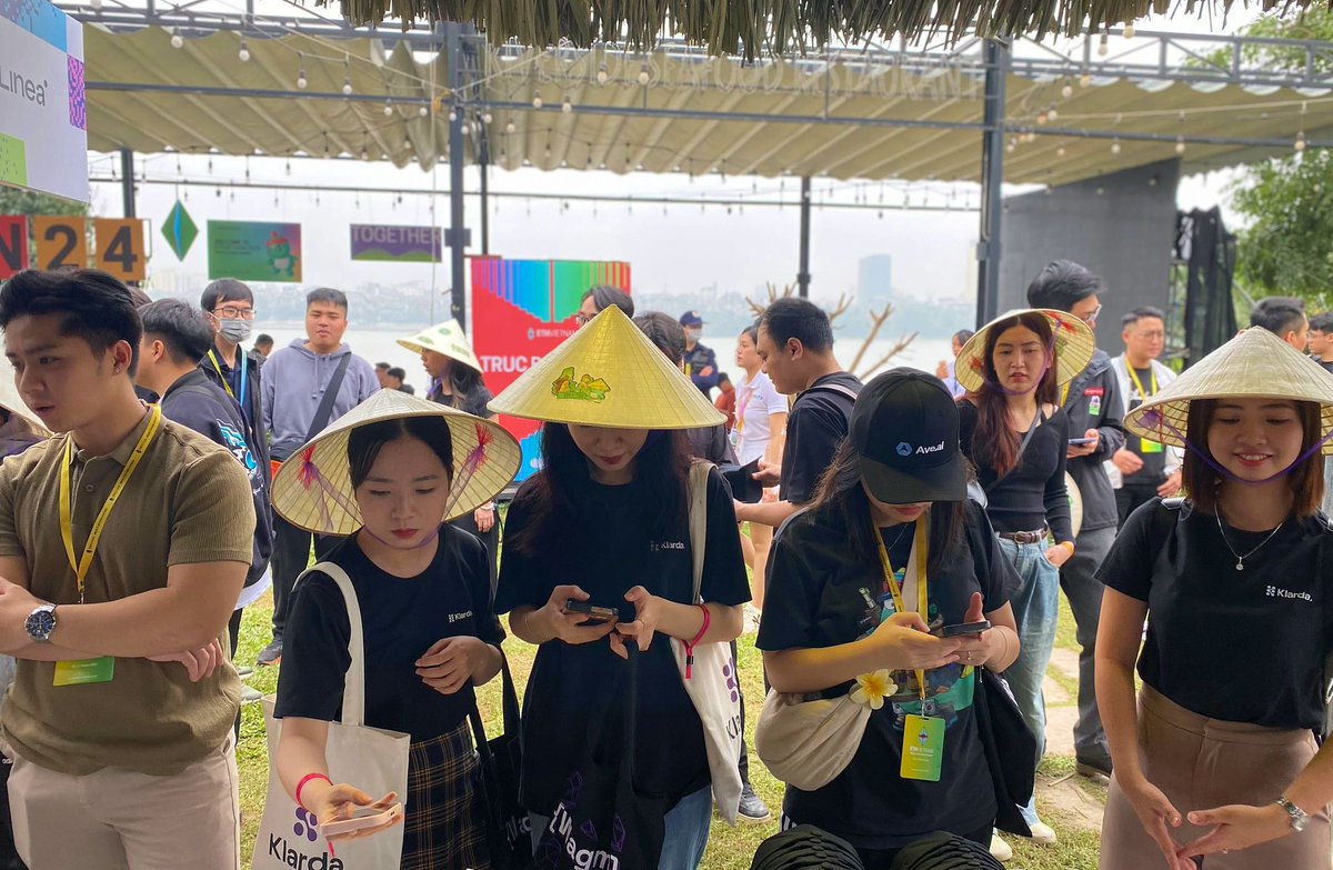 LineaBuild's tweet photo. gm☀️ 

We had an amazing time connecting with the vibrant community at #ETHVietnam. 

Check out our 🧵 recap highlighting our incredible experience.👇 https://t.co/4r77Yk3jfY