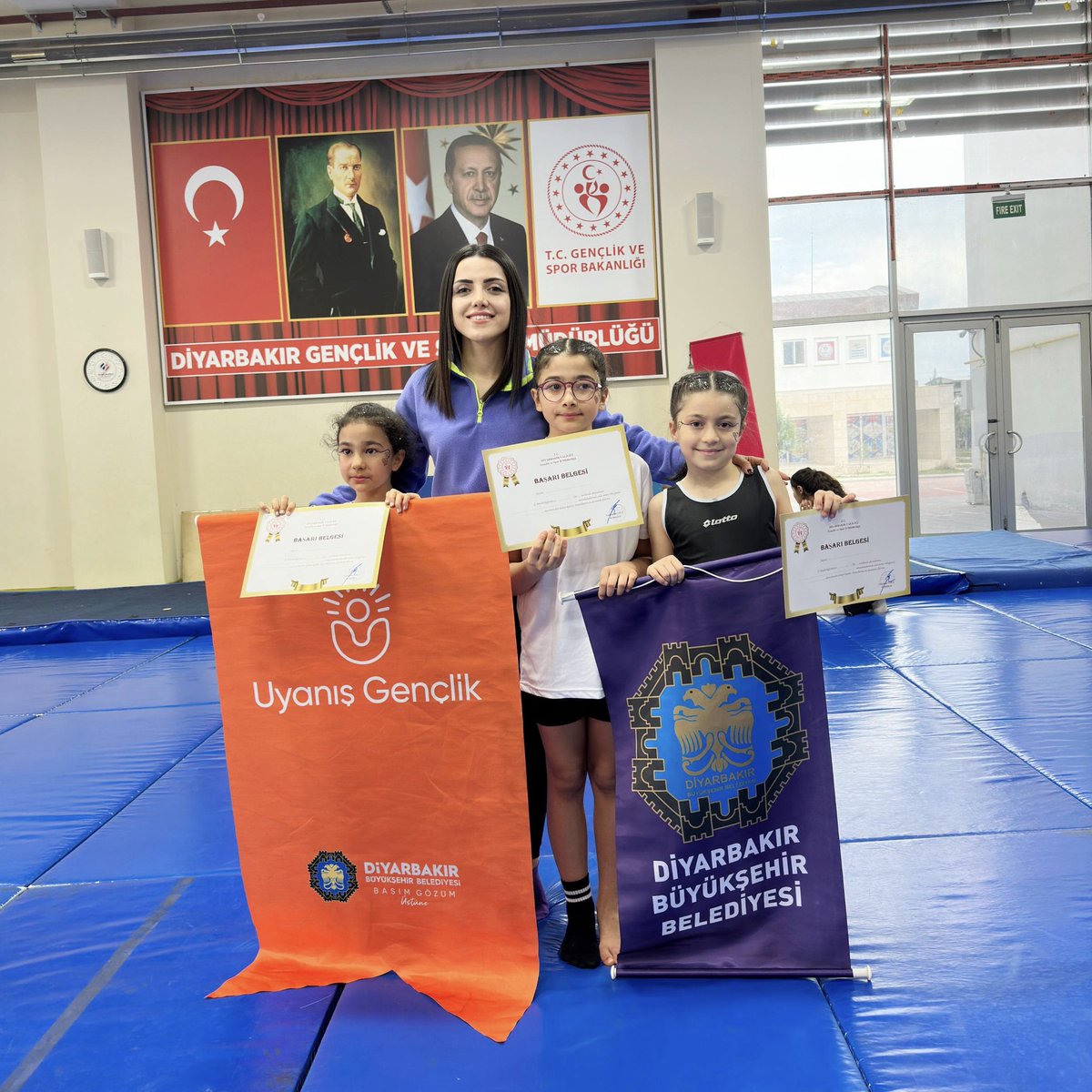 diyarbakirbld's tweet photo. Minik jimnastikçilerimizden dev başarı🏆

3️⃣8️⃣ sporcunun katılımıyla düzenlenen👇

📌18 Mart Çanakkale Şehitlerini Anma Jimnastik Müsabakası’nda 

Dereceye giren minik sporcularımızı tebrik ederiz.🤸🤸‍♀️

Yolunuz hep başarıya çıksın çocuklar.🥰

#Diyarbakır #BaşımGözümÜstüne https://t.co/Ci5ShVqBVQ