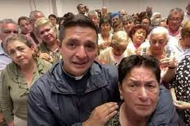EpicuroDeSamos_'s tweet photo. El padre Chucho estuvo atrapado en Israel y Petro hizo todo para liberarlo, el mismo padre que hoy pide guerra civil.  Ayer lloraba y hoy lanza gritos de guerra. 

Mal paga el diablo a quien bien le sirve. https://t.co/kJ8oOTcZAg