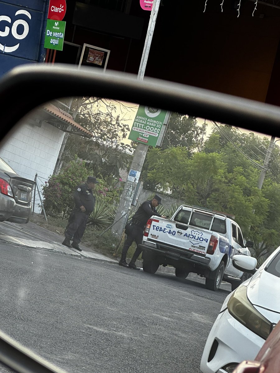 edith_juicy19's tweet photo. Deberían ayudar con este gran problema que tenemos al salir de las Arboledas en Colón, ni un gestor, más de una hora en salir y ellos comprando desayuno y viendo el celular @VMTElSalvador @PNCSV @GobernacionSV @nayibbukele https://t.co/4z2SNB7VzG