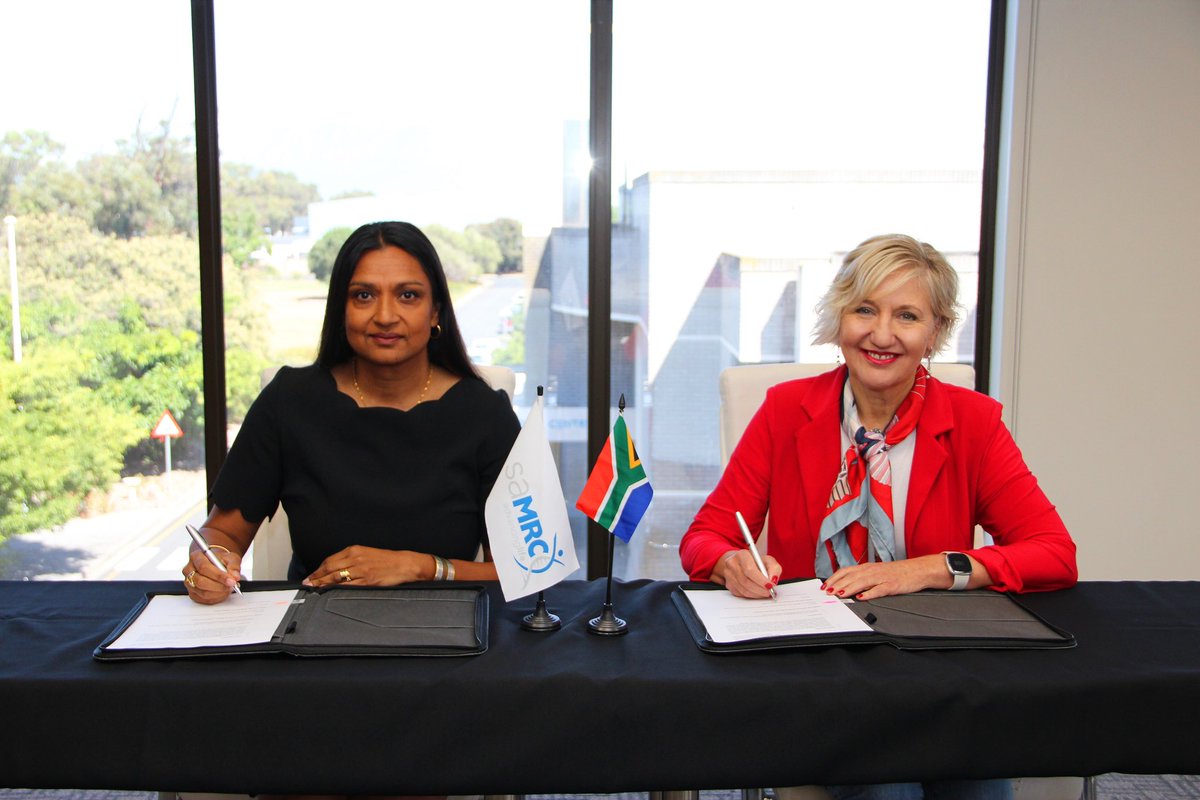 SAMRC & @thermofisher scientific Inc. sign a Memorandum of Agreement, in support of the next generation of African scientists & laboratory professionals. A Centre of Excellence, based in Pretoria, is expected to launch in September 2024 More on this: shorturl.at/aeiHT