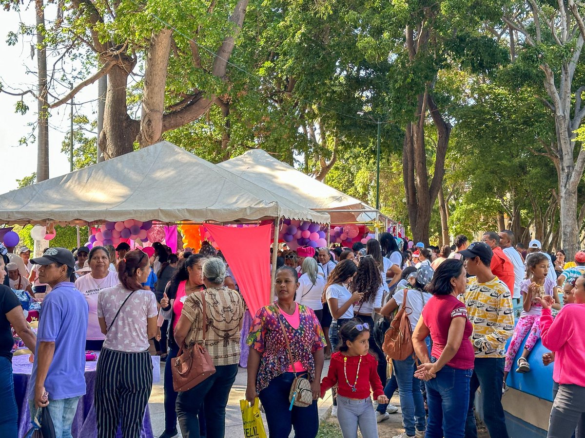 Unipso Fuses realizó una exposición socio productiva el día viernes 15 de marzo en la plaza Ayacucho de Cumaná, con el objetivo de impulsar el emprendimiento familiar y local. @GPintoVzla

#SucreConMaduro 
#MáximaFelicidadSocial