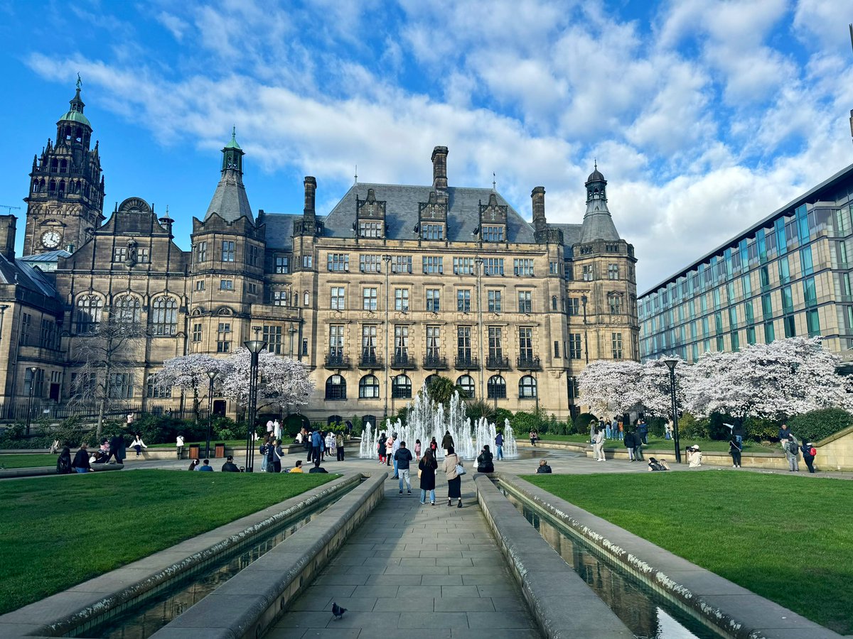 VisitSheffield's tweet image. More please! So nice to have some proper blue skies above #Sheffield yesterday afternoon, especially with the arrival of blossom season-  scenes from the Peace Gardens @sheffcitycentre here.🌞🏙️🌸 #EnglishTourismWeek24