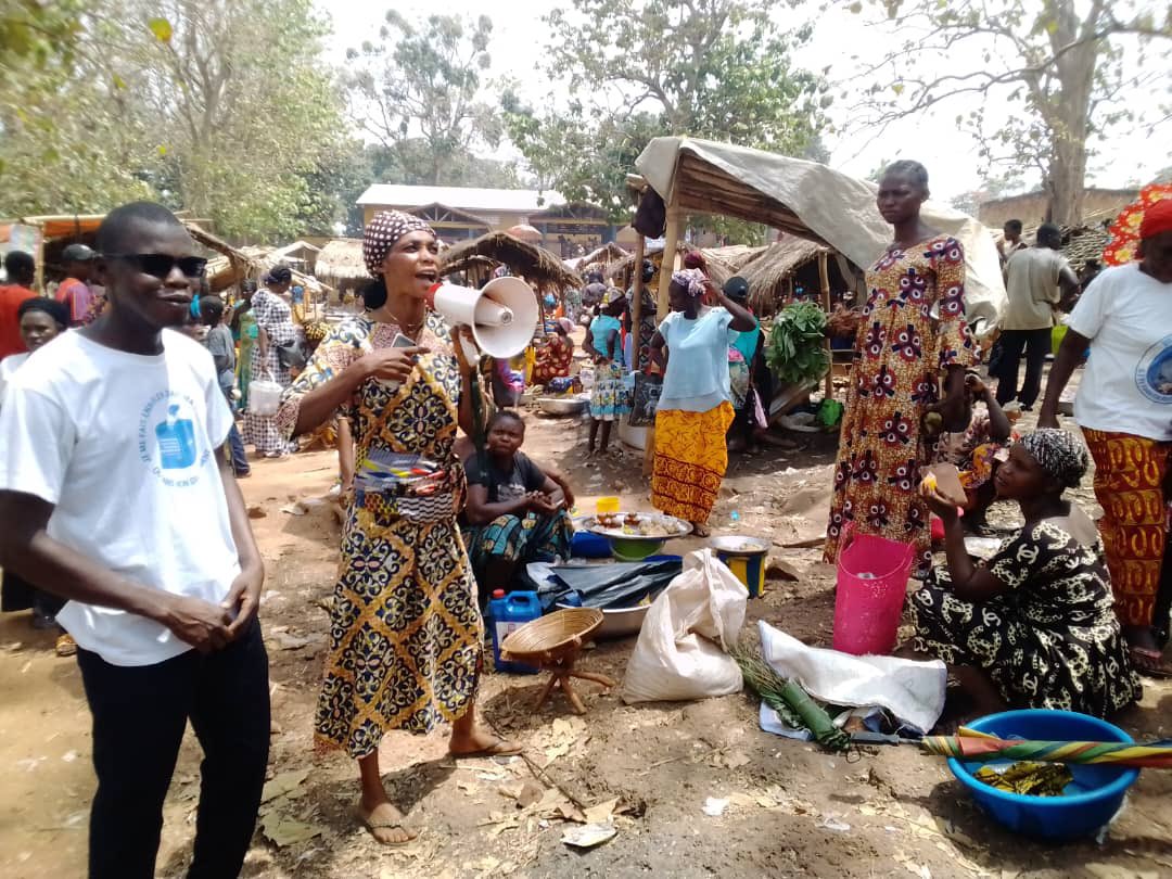 ffcrdc's tweet photo. Au Nord ~Ubangi dans le territoire de #MobayiMbongo,580 personnes dont 386 hommes et 194 femmes ont été sensibilisées sur les bonnes pratiques de l’hygiène menstruelle,la prévention contre les #IST et le planing familial.✊🏽
Bon travail à notre partenaire #APDF
#Moncorps
#SSR https://t.co/Q0k01wR2uu