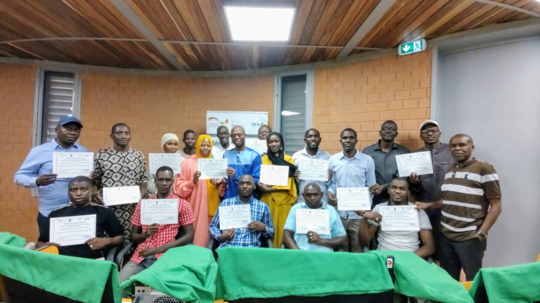 CasaBio2's tweet photo. Du 14 au 17 mars au #CSFPF de Bounkiling, les 13 conseillers à l’insertion par l’entreprenariat (CIPE) de l’Approche standard de la région de Sédhiou ont été renforcés en capacités grâce aux modules proposés par l’Académie #DEFARU.
#GFA #GIZ #entreprenariat #formation https://t.co/jOjRI9Cmp2