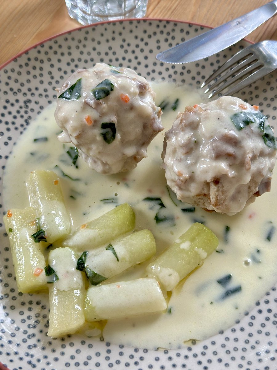 mloccml's tweet photo. Ich habe leider sehr wenige (gute) vegetarische Gerichte in meinem Repertoire. (Also neben Spaghetti mit TS, Grießbrei, etc.) 
Das will ich jetzt ändern und bin hierüber gestolpert. Heute das erste Mal nachgekocht &amp; was soll ich sagen: ich bin begeistert und meine Kinder auch! ♥️ https://t.co/16wlGY2Blo