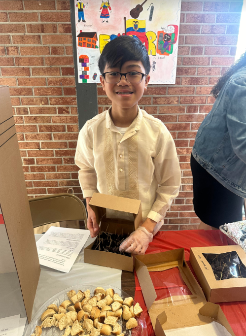 Draper's annual Celebration of Cultures Day was a success!🌍Students showcased their cultural posters and served traditional food samples from around the world to the entire school! #MohonProud <a href="/MohonCSD/">MohonCSD</a>