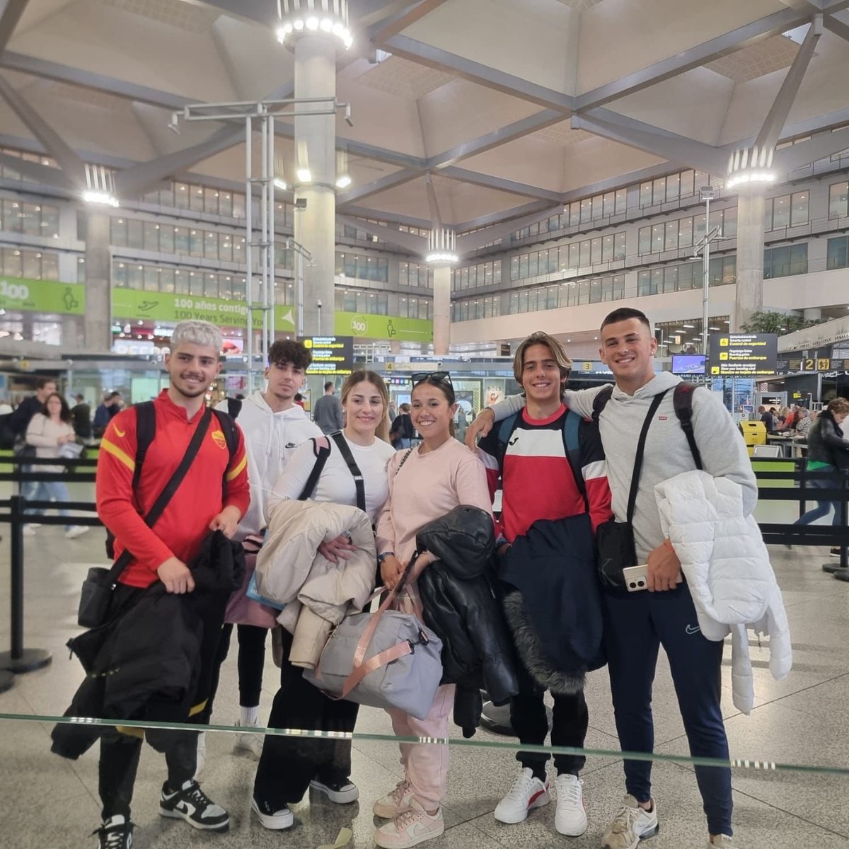 trevenqueies's tweet photo. El IES Trevenque despide al alumnado de FP que realiza sus prácticas de empresas en países de la Unión Europea gracias a la Beca Erasmus Plus. 👋 🛫 🌍
¡A disfrutar de la experiencia! https://t.co/sOGkiEM3En