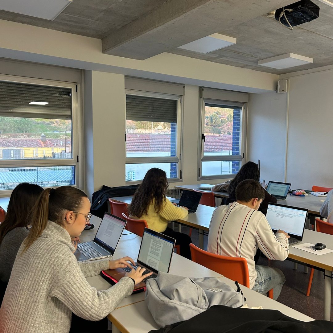 Alumnos de Escuela Alcazarén y centros FP Aspasia evalúan competencias socioemocionales a través de textos, obteniendo informes detallados basados en el modelo OCEAN. Innovación educativa para potenciar el desarrollo personal y profesional. <a href="/CABK_Dualiza/">CaixaBank Dualiza</a>