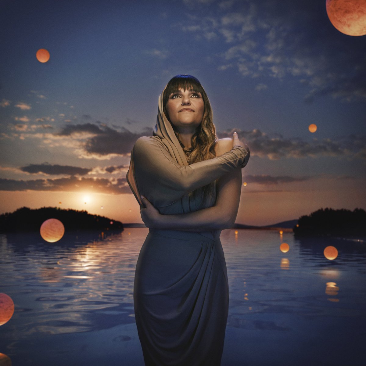 Y CON TODOS USTEDES 🔥🔥🔥
La PORTADA de “EL ABRAZO”, nuestro próximo disco que verá la luz el próximo 26 de Abril!
No os hacéis una idea de lo que deseo enseñaros este trabajo que comenzamos a crear hace 4 años… 
Es fuerte lo que viene ❤️ 

📸 @pedrowalter 
#Rozalén #ElAbrazo