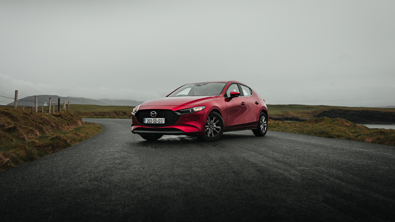 MazdaEspana's tweet image. La tecnología avanzada de seguridad del #Mazda3 garantiza una conducción segura, haciendo de él la elección inteligente para superar los desafíos del clima.

mazda.es/gama/mazda3/

#Mazda #SpringRain #RoadSafety