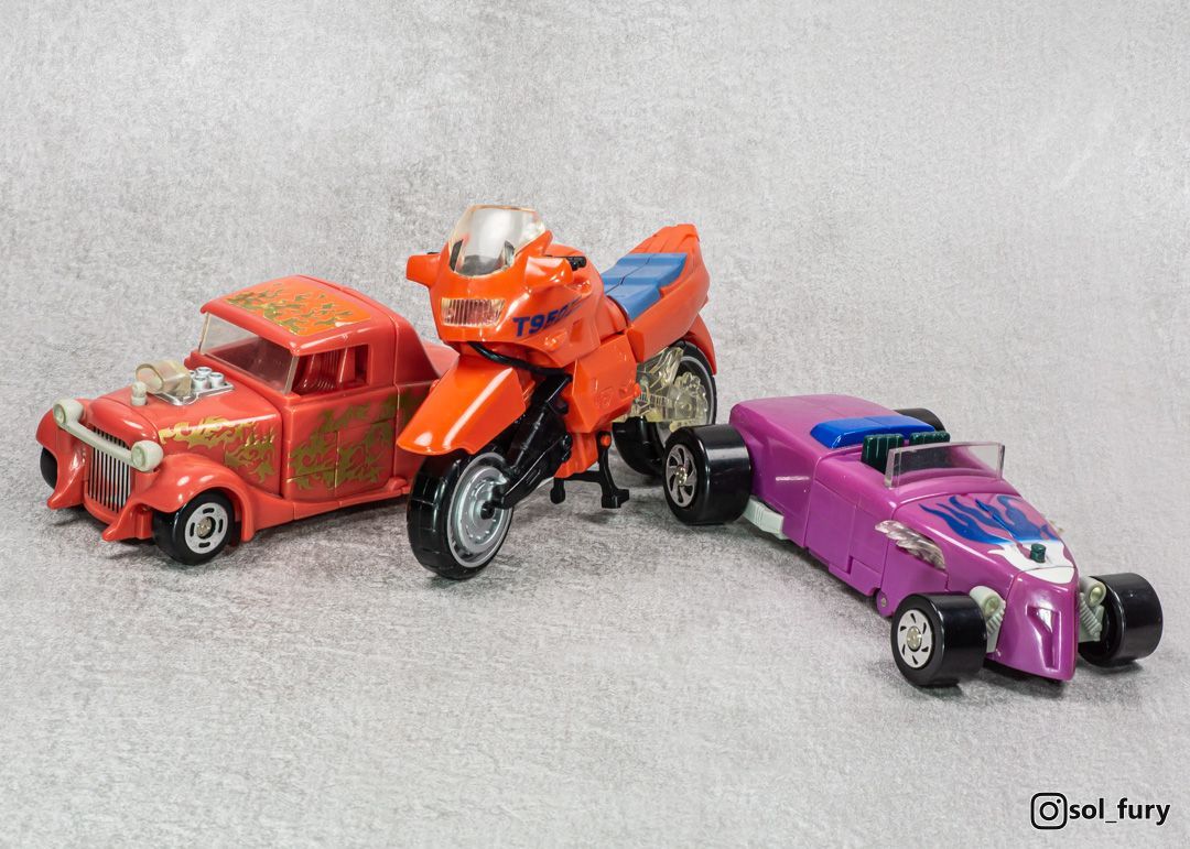 SolFury's tweet photo. 1994's Laser Rod Transformers have cool vintage hot rod designs, and are rare cases of O-Rings being used for Transformers. 1995's Laser Cycles used balljoints, and are better toys for it.

#transformers 
#transformersgeneration2 #transformersg2 https://t.co/VUXeEfyf3P