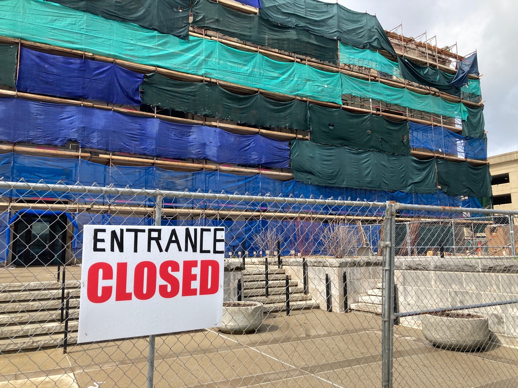 state_library's tweet photo. Despite looking like this, we are open! We’re just having the stone cleaned and fixed. Come in via the public entrance at 315 W. Ohio St. in downtown Indianapolis, Monday through Friday from 8 a.m.-4:30 p.m. #building #IndianaStateLibrary #work https://t.co/gXveGWbrEW