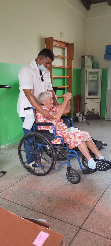 El único interés de los profesionales cubanos en Venezuela es mejorar la salud de la población, sin importar filiación política, raza o credo religioso.

#CubaPorLaVida🇨🇺
#CubaCoopera