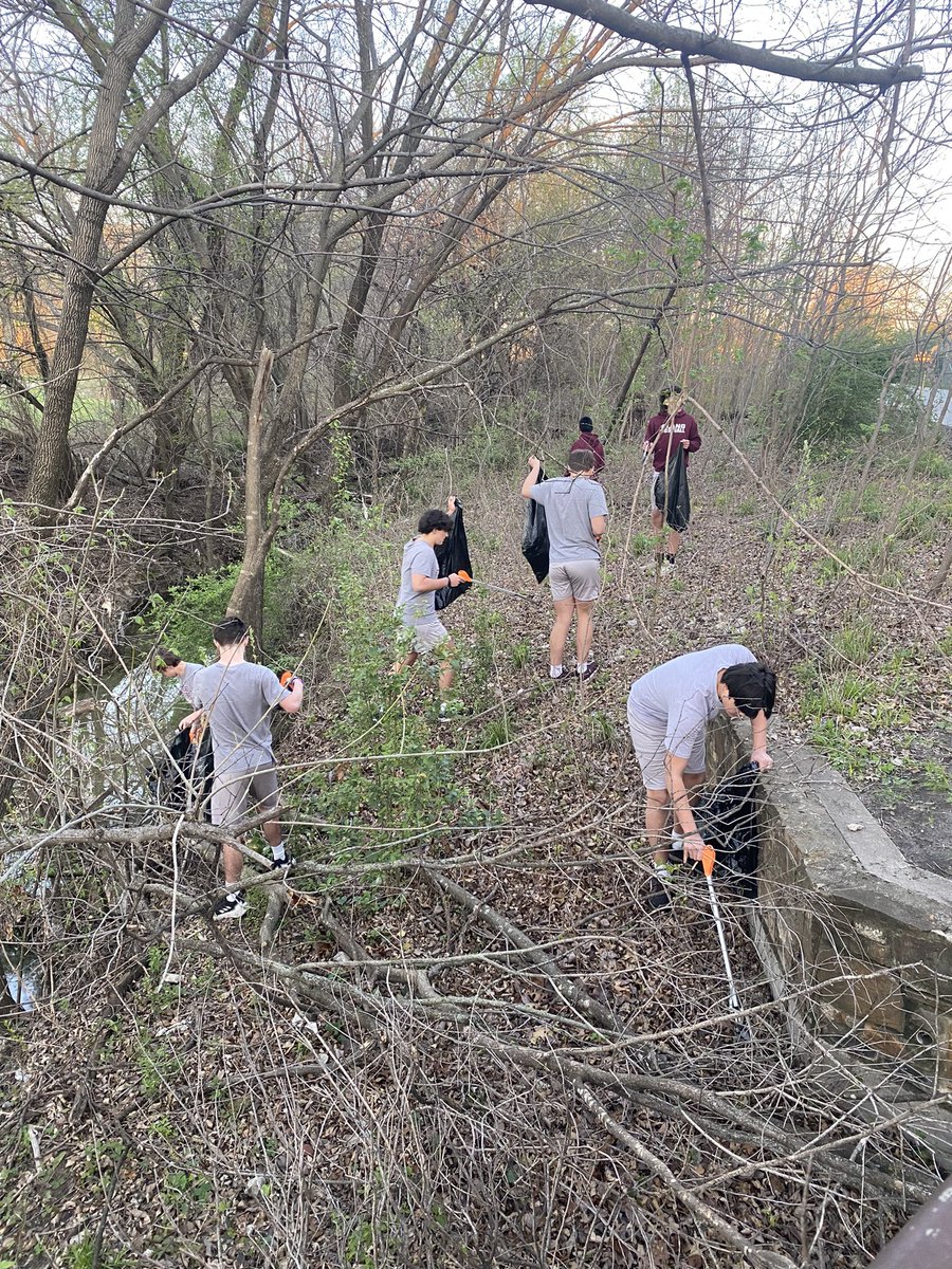 Cats are out and about serving the community this morning by cleaning up one of our biggest local parks! We over me! #BeUnselfish #LeadersServe