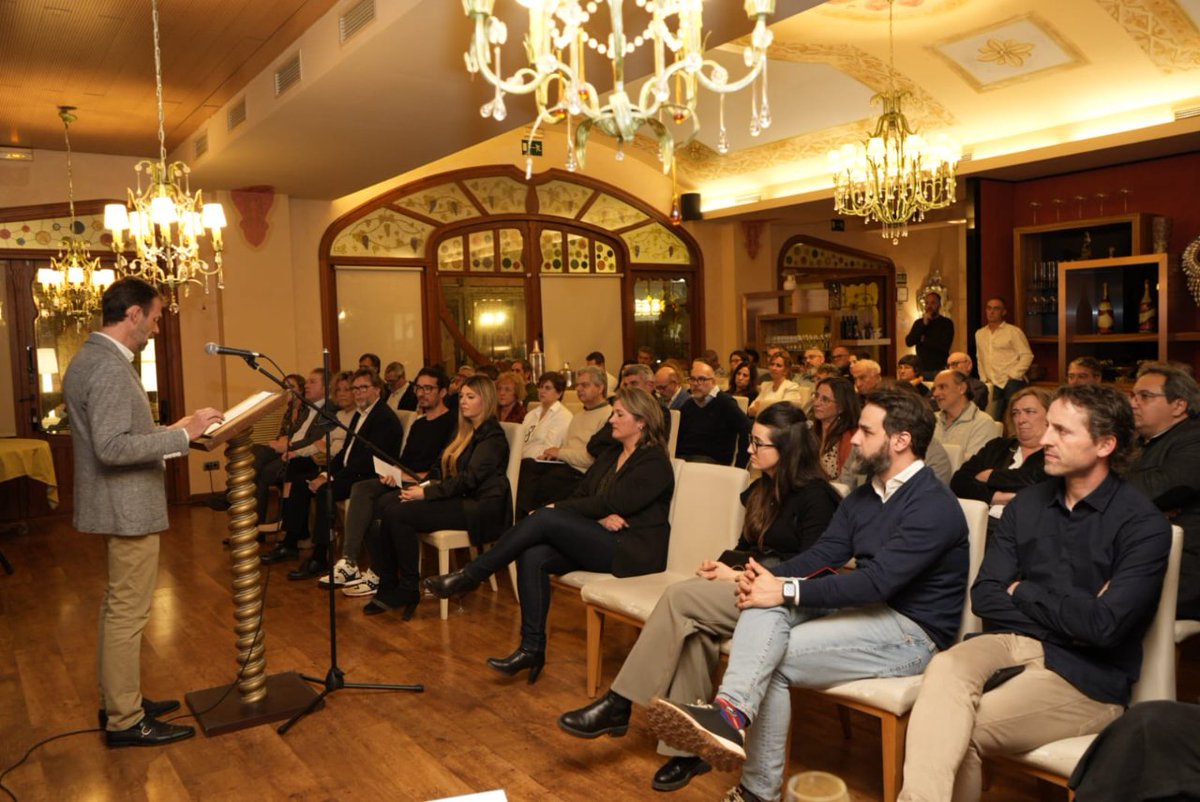 cateb_barcelona's tweet photo. 🎉El passat divendres vam tenir el plaer de celebrar la nostra 13a trobada anual dels col·legiats i col·legiades de l’Alt Penedès- Garraf on vam reconèixer els èxits professionals dels companys i companyes de les comarques. https://t.co/D1HgJIntdr