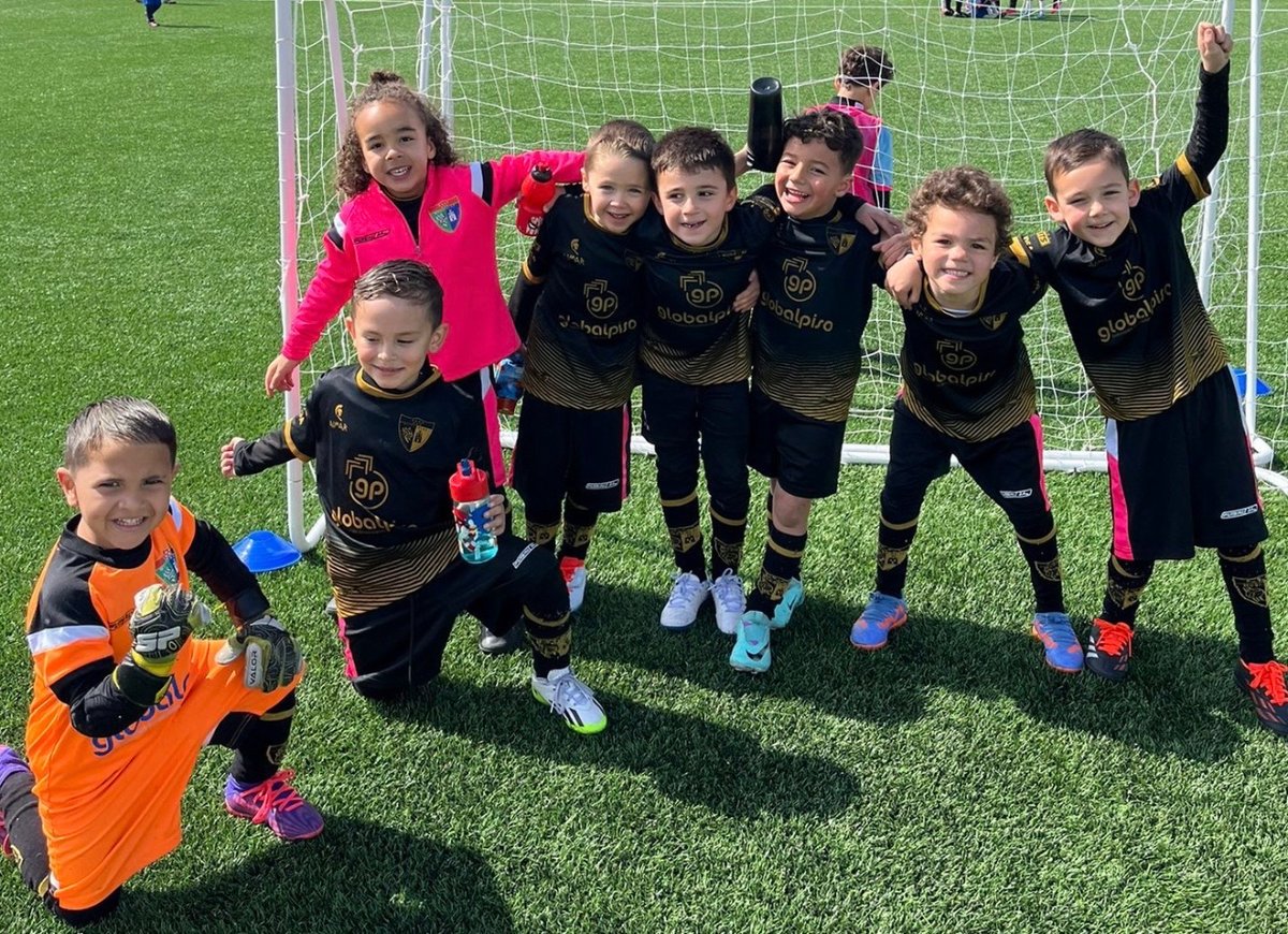 edmoratalaz's tweet photo. ¡Nuestros Chupetines, Prebenjamín B, Prebenjamín D y Benjamín D están listos en casa partido para demostrar su talento en el campo! ⚽️
¡Juntos somos imparables! 💪
#Equipo #Fútbol #Chupes #PreB #PreD #BenD #vamosmorata https://t.co/anNdaSJO6m