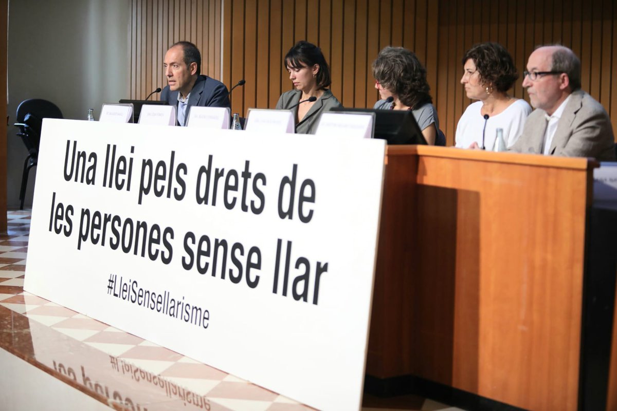 📣 Fa 2 anys que @CentreAssis, @ArrelsFundacio, @CaritasCataluny, @santegidio_ES i @SJD_SS_Bcn, juntament amb un equip acadèmic, vam presentar al @parlamentcat una proposta de llei per fer front al #sensellarisme de manera urgent. #12M (1/6)