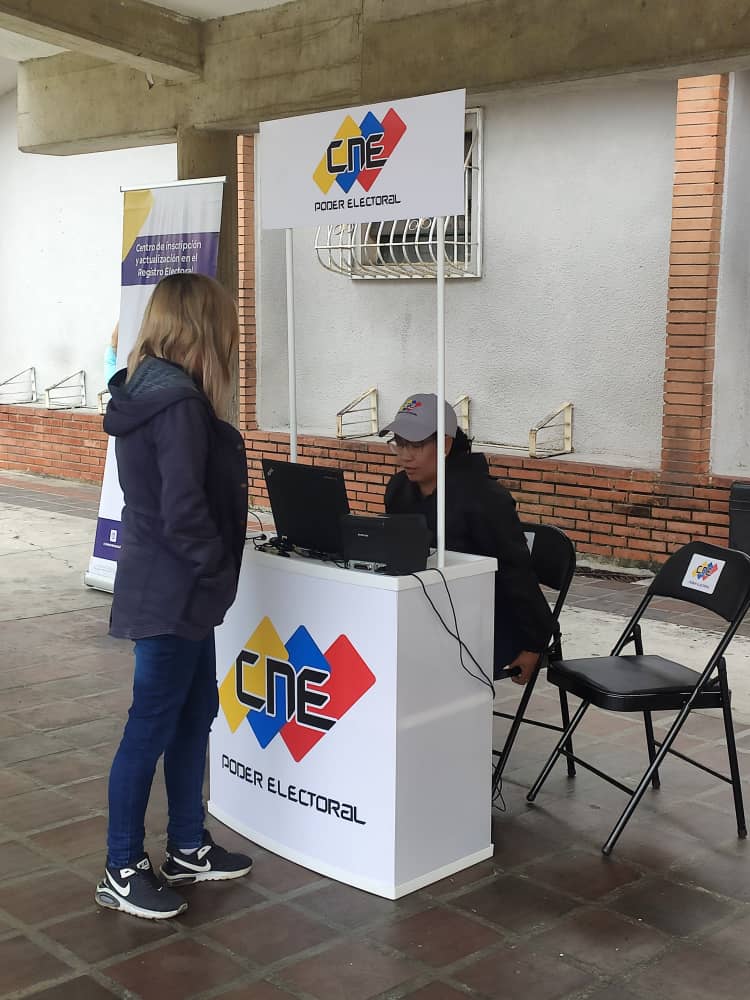 edgarlayaj's tweet photo. Buenos días, sanantoñeros:
Ya instalada la máquina del CNE en la Plaza Bolívar. Esta jornada se realizará desde hoy hasta el 16 de abril (incluye fines de semana) de 9AM a 4PM. Válido para inscripciones y cambios. Único requisito: llevar tu cédula laminada ¡Vamos San Antonio! 🇻🇪 https://t.co/B1JtJ1y3Tw