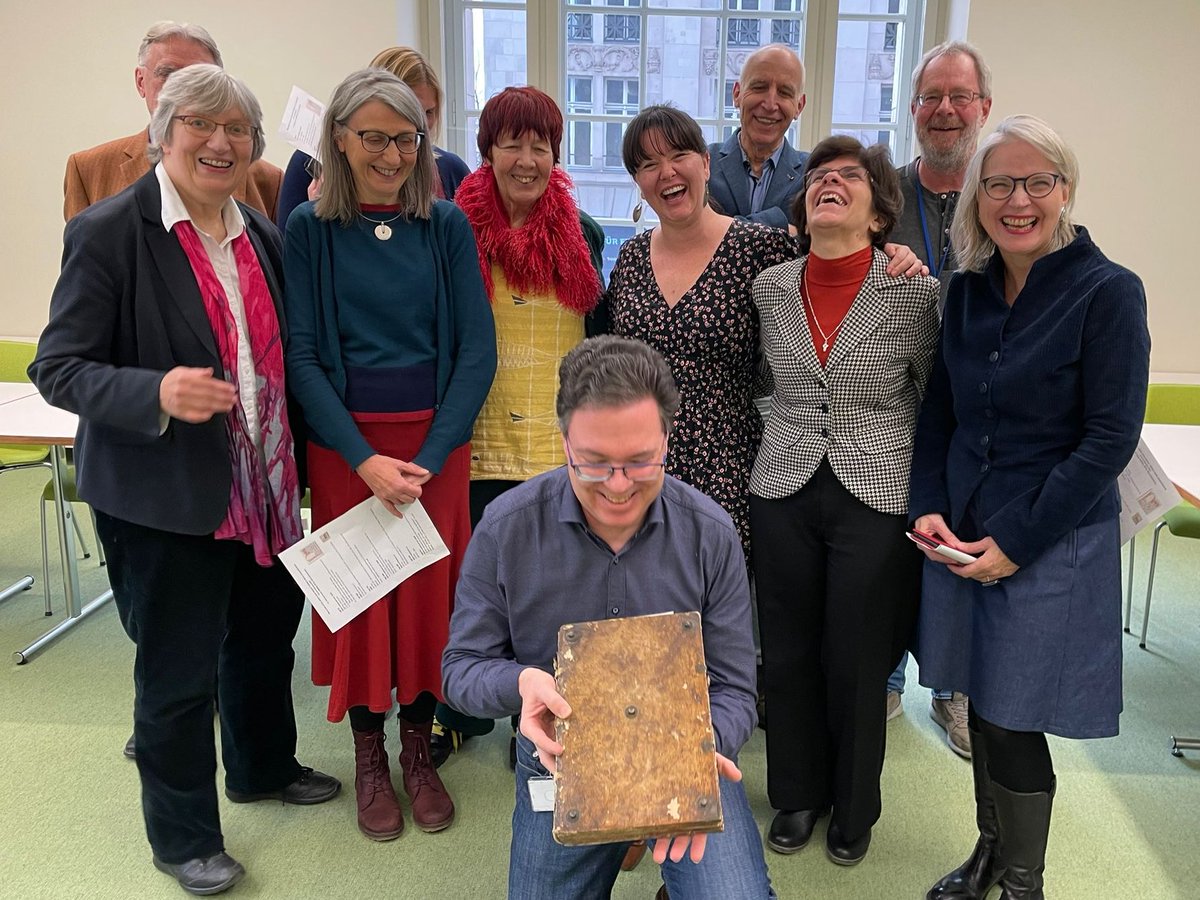 7SagesResearch's tweet photo. Jutta Eming and Rita Schlusemann hosted the rest of the team (Bettina Bildhauer, Jane Bonsall) and Ad Board (Ida Toth, Csilla Gabor, Yasmina Foehr-Janssens, Mohsen Zakeri, Bea Lundt, Ulrich Marzolph) at the FU, and as a treat, showed us Seven Sages texts at the Staatsbibliothek! https://t.co/0oQoD63Kl9
