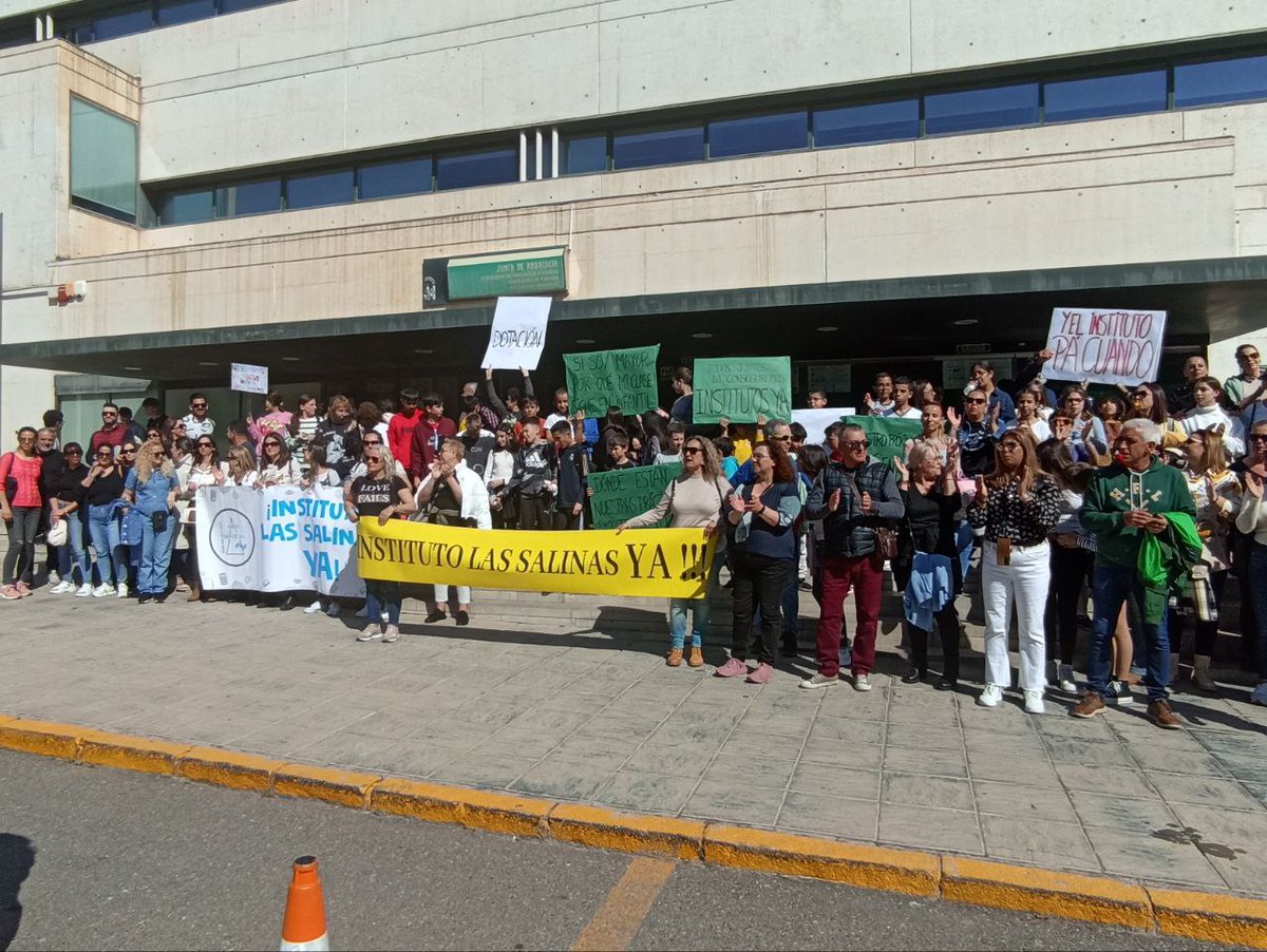 iuroquetas's tweet photo. 💚 Siempre del lado de las madres y padres que luchan por una educación pública y de calidad para la juventud roquetera.
🏫 Seguiremos en la lucha hasta que los IES de las Salinas y Las Marinas sean una realidad. https://t.co/0AHA33Kjmw
