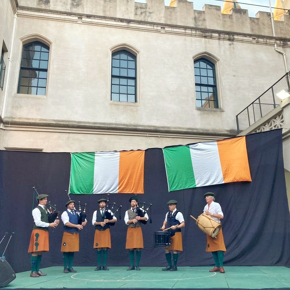 Como todos los días de San Patricio, ayer compartimos una misa y celebración con el Colegio Santa Brígida. Este colegio fue fundado por el Padre Fahy, un inmigrante irlandés a quien también homenajeamos en el Cementerio de Recoleta más temprano. @daracalleary @IrlAmbArgentina