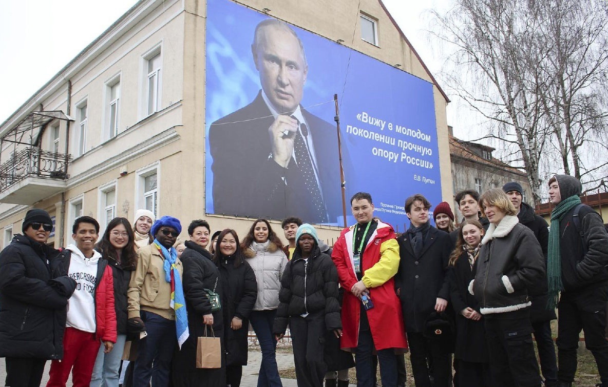 🇷🇺 Vladimir Putin unites the young people from all over the world! This picture was taken last Thursday in the city of Sovetsk during the visit of the foreign participants of #WorldYouthFestival to the Kaliningrad Region.