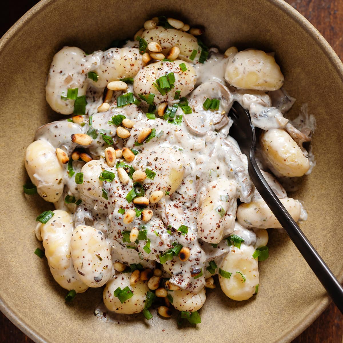 These Creamy Mushroom Gnocchi are creamy, garlicky, herby, and so easy to make! Ready on the table in less than 30 minutes! #mushroomgnocchi thehealthfulideas.com/creamy-mushroo…