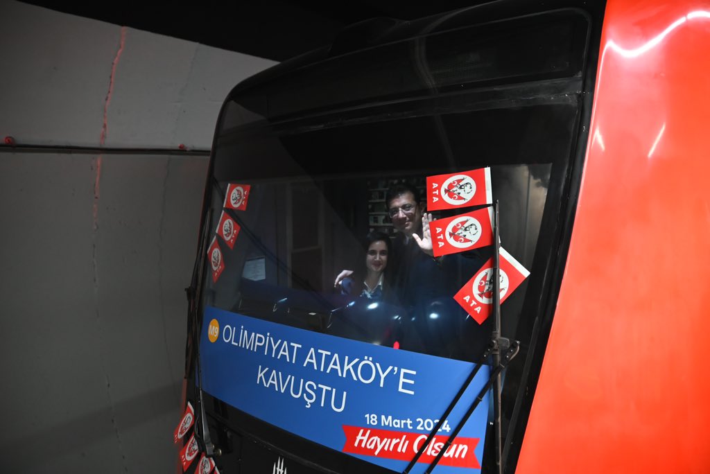 Görselde M9 Ataköy-Olimpiyat Metro Hattımızın Atatürk Mahallesi İstasyonunda aracın önden çekilmiş fotoğrafı yer alıyor.