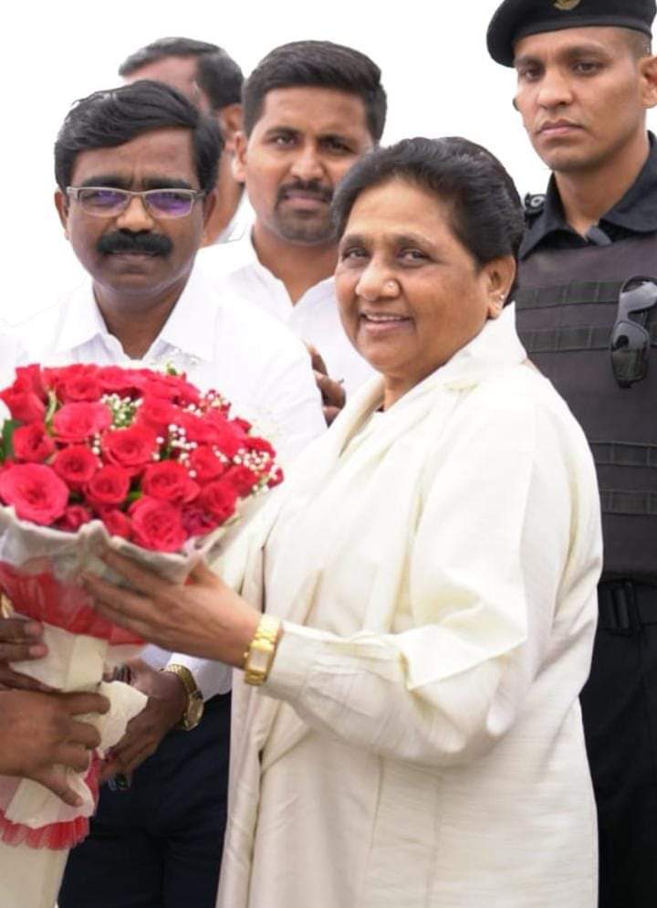 बहन मायावती जी के दिशा निर्देश पर तेलंगाना राज्य के प्रभारी को @bsp_prabhakar को प्रदेश अध्यक्ष बनाया गया है। बहुत बहुत बधाई उनको और आशा हैं उम्मीद है कि वे अपनी विचाराधारा और संघर्षो की ताकत से पार्टी को नई ताकत देंगे और मौका परस्त लोगों को सबक सिखाएंगे। #BSP