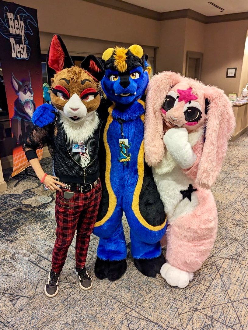 knoxx1616's tweet image. Finding all the bunnies at TFF this year! 

🐰: @LenNERD02 and @KUMIBUNNi