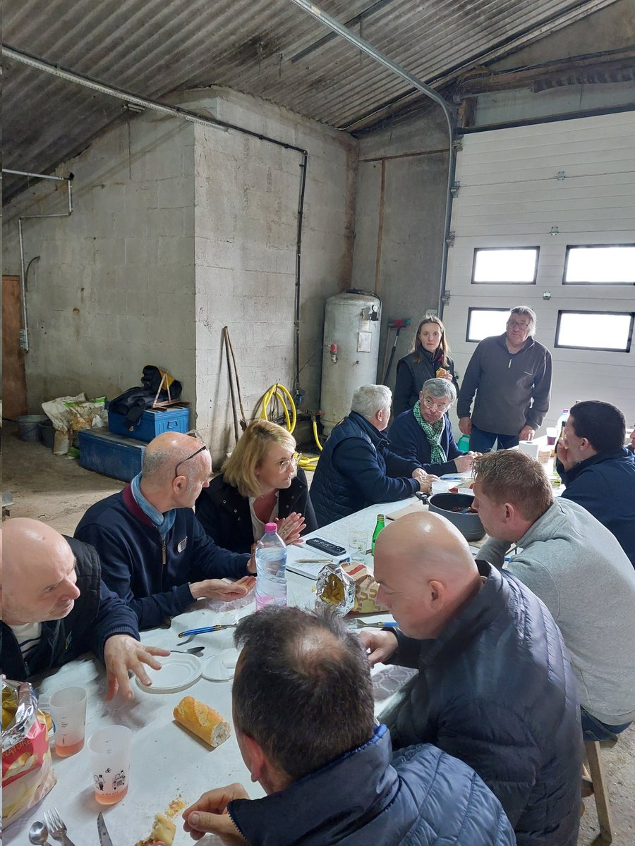 Rencontre avec @MariePierreV députée européenne. L'accord d'importation de viande ovine avec le Chili, c'est la production de 250 éleveurs français. Stop aux accords qui sacrifient l'agriculture française. @ChLambert_FNSEA @rousseautrocy @FNSEA @JeunesAgri35