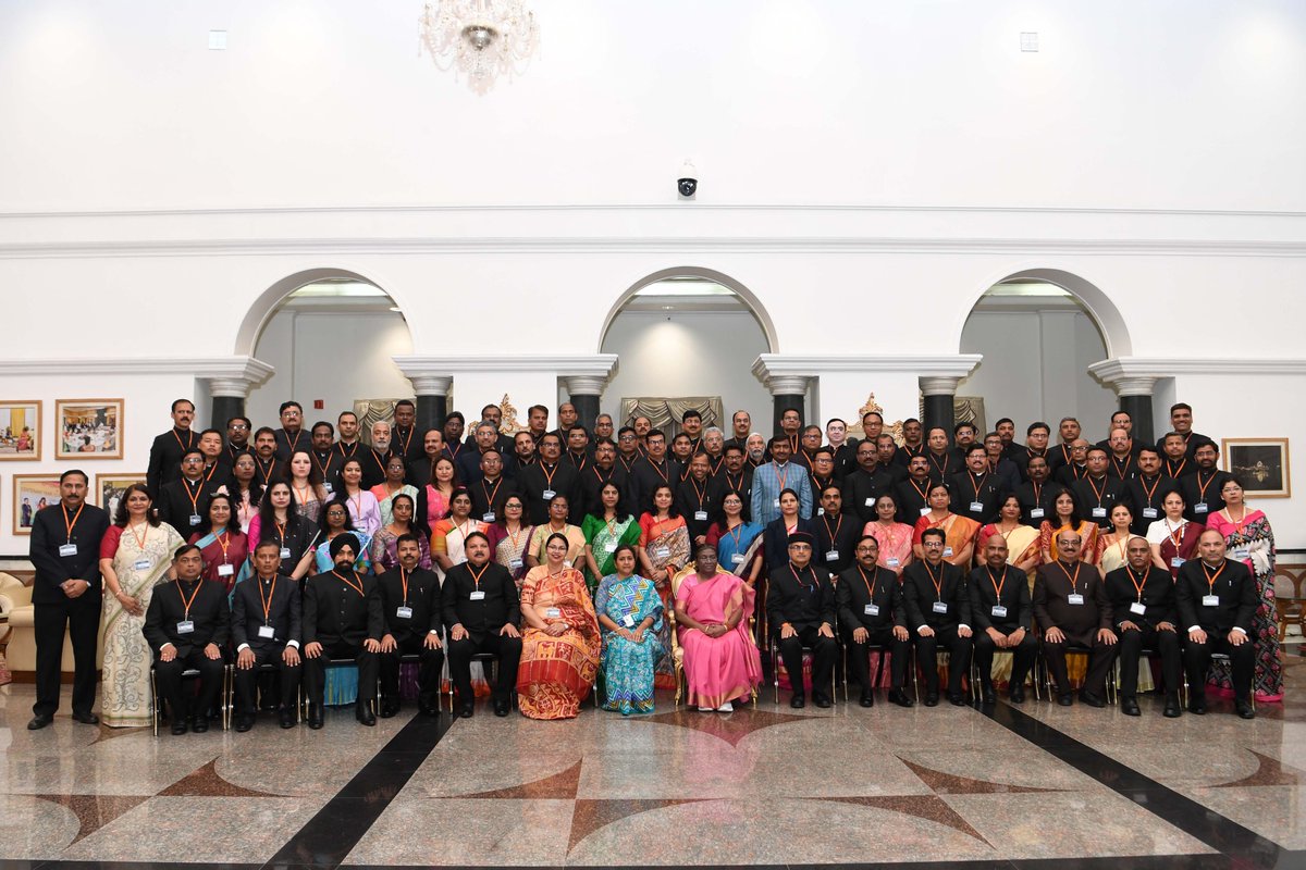 rashtrapatibhvn's tweet photo. State civil services officers attending the 125th Induction Training Programme at LBSNAA called on President Droupadi Murmu at Rashtrapati Bhavan. The President said that officers must adapt to the changing world of digital governance and enhance their capabilities accordingly. https://t.co/rlYh6OQzRY