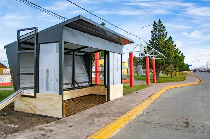 MartinPerezTDF's tweet photo. En Río Grande estamos modernizando el sistema de garitas en la ciudad 🙌

✔️ Comenzamos el reemplazo de garitas de colectivos por estructuras de metal y hormigón. 

✔️ Nuestros vecinos y vecinas ahora esperan el colectivo en 20 nuevas garitas más cómodas y seguras.

👉 Así garantizamos la calidad de este servicio esencial para la comunidad riograndense.