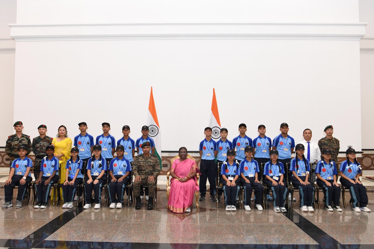 rashtrapatibhvn's tweet photo. President Droupadi Murmu met a group of students from Gairibas Higher Secondary School, Dalgaon, Kalimpong, West Bengal who visited Rashtrapati Bhavan as part of the National Integration Tour. https://t.co/LAYQGvXpgF