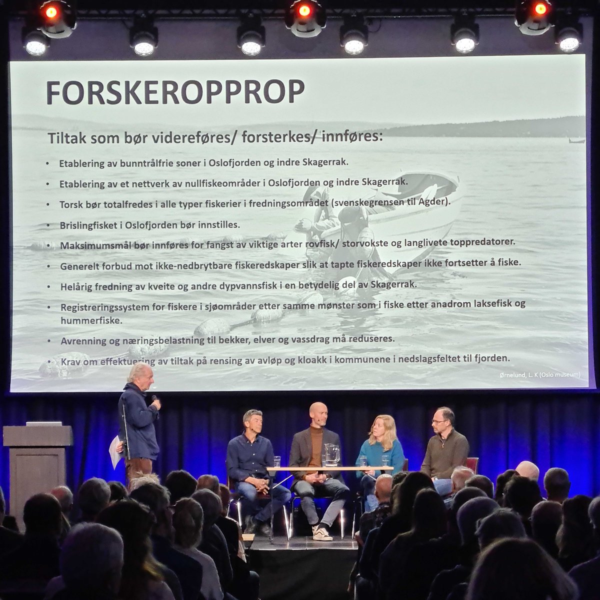 Forbud mot bunntråling, nettverk av nullfiske-områder, totalfredning av torsk og stans i brislingfisket er blant tiltakene som en rekke forskere i dag la fram på #Oslofjordkonferansen.