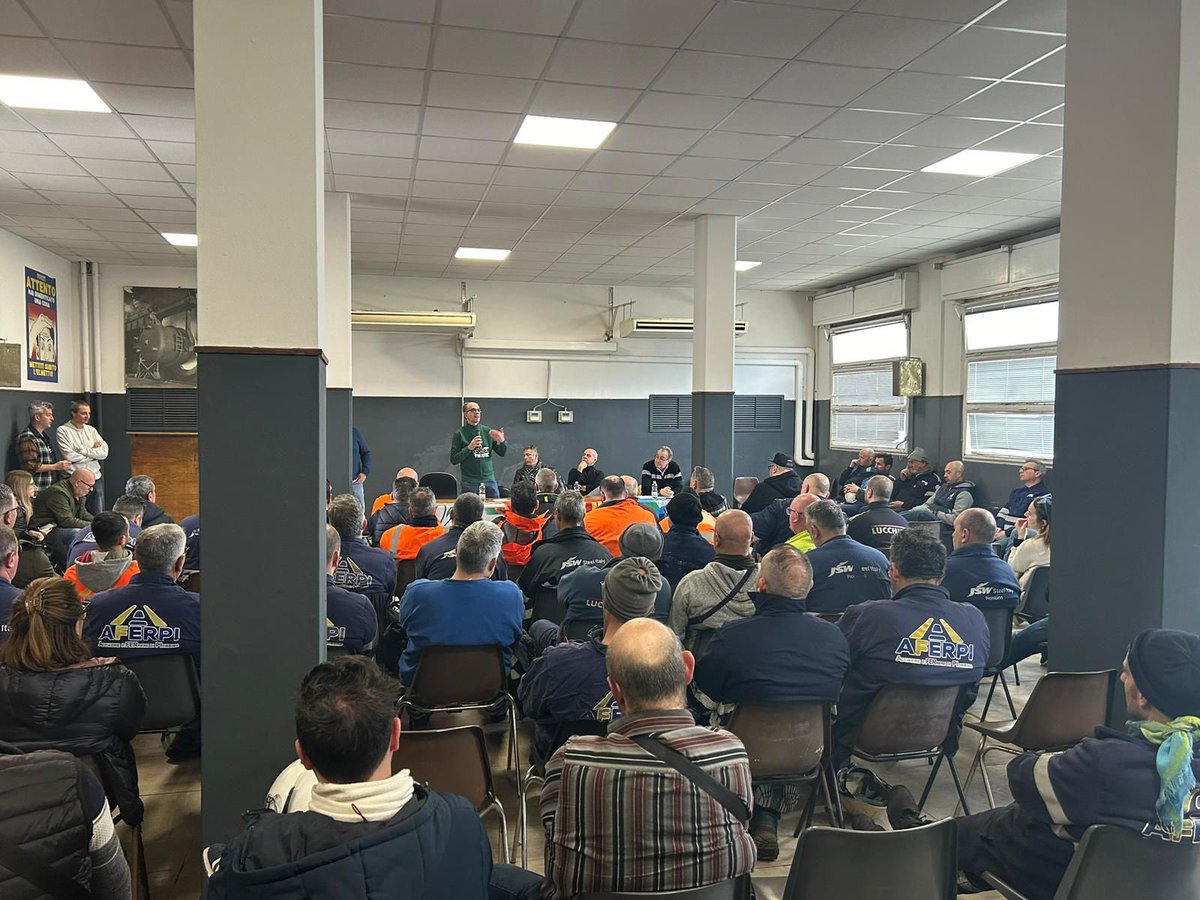 AugustoBisegna's tweet photo. Ci mancherà Roberto #Benaglia, un signore prima che sindacalista, il suo ultimo giorno come Segretario generale #FIM in assemblea in mezzo ai siderurgici della Jsw di Piombino https://t.co/sn4v5Djw4q